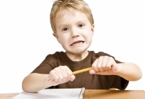 11 DẤU HIỆU NHẬN BIẾT TRẺ ADHD: "SAO NÓ XEM TIVI CẢ TIẾNG ĐƯỢC MÀ HỌC 5 PHÚT KHÔNG XONG?"