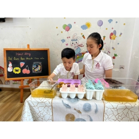 Bé làm kẹo rau câu trái cây