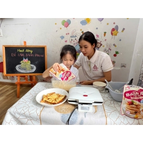 Bé làm bánh pancake