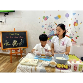 Bé làm kem chuối