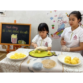 Bé làm khoai tây chiên