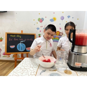 Bé làm nước ép dưa hấu