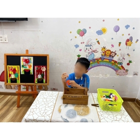 Bé phơi quần áo