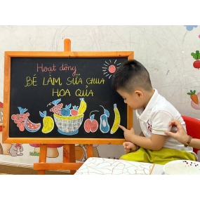 Bé làm sữa chua trái cây