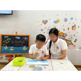 Các bé làm thuyền từ lá cây