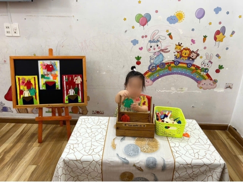 Bé phơi quần áo