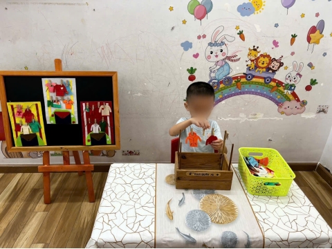 Bé phơi quần áo