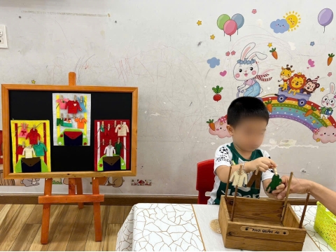 Bé phơi quần áo