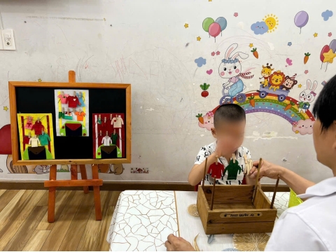 Bé phơi quần áo