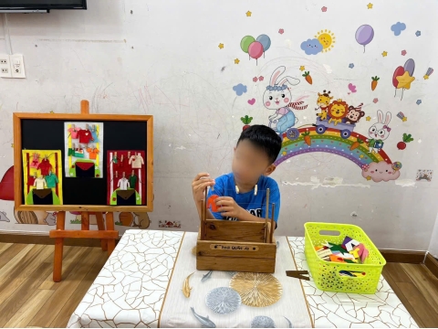 Bé phơi quần áo