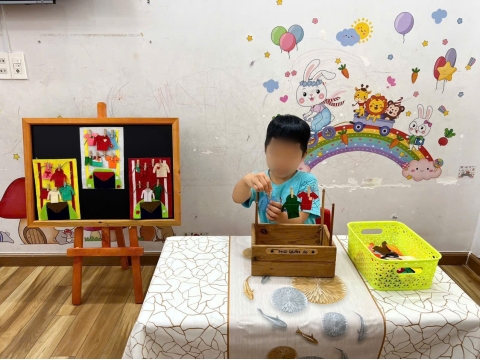 Bé phơi quần áo