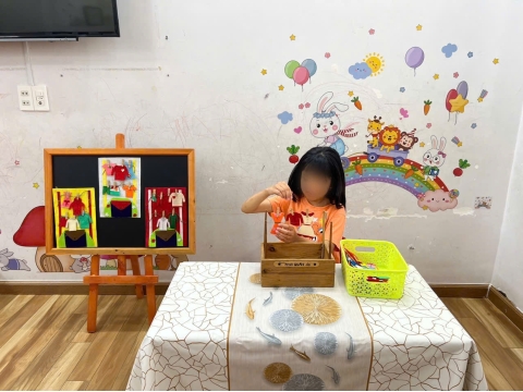 Bé phơi quần áo