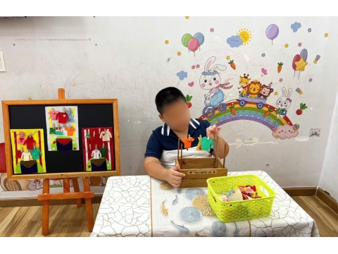 Bé phơi quần áo