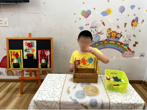 Bé phơi quần áo