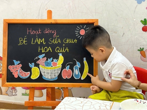 Bé làm sữa chua trái cây