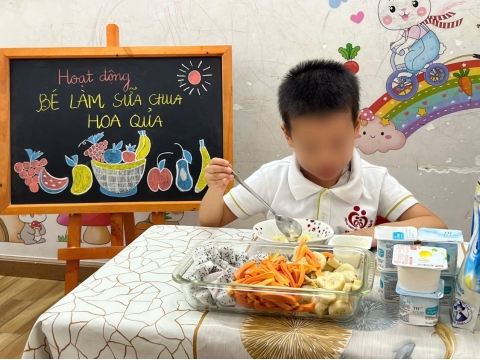 Bé làm sữa chua trái cây