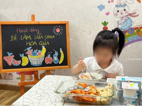 Bé làm sữa chua trái cây