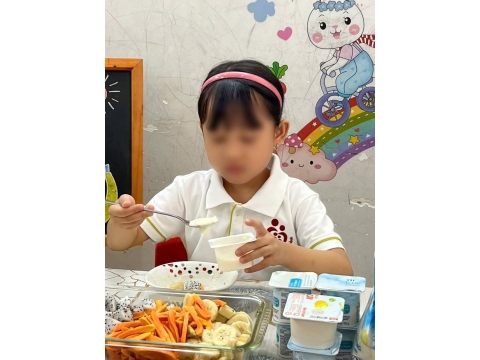 Bé làm sữa chua trái cây