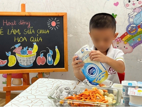Bé làm sữa chua trái cây