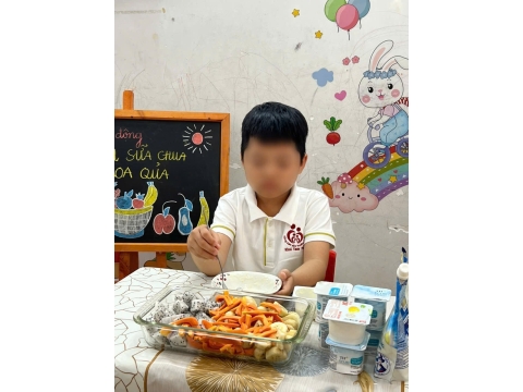 Bé làm sữa chua trái cây