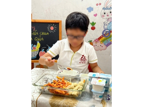 Bé làm sữa chua trái cây