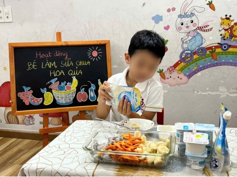 Bé làm sữa chua trái cây