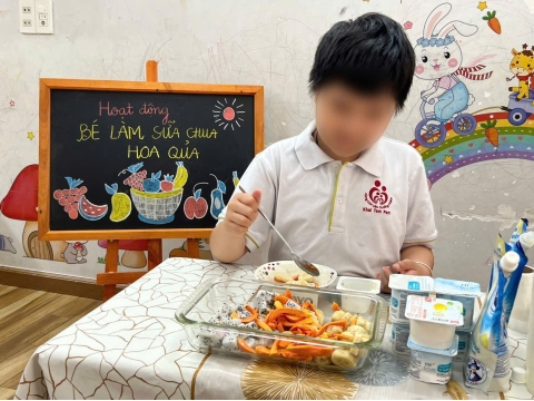 Bé làm sữa chua trái cây