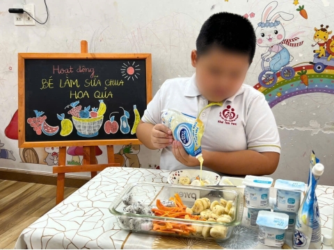 Bé làm sữa chua trái cây