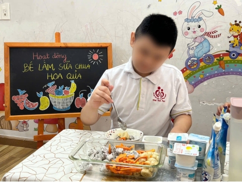 Bé làm sữa chua trái cây