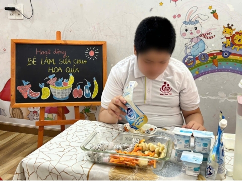 Bé làm sữa chua trái cây