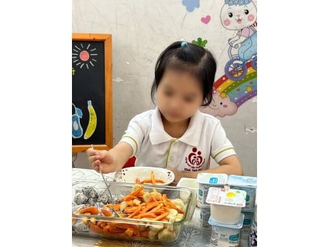 Bé làm sữa chua trái cây