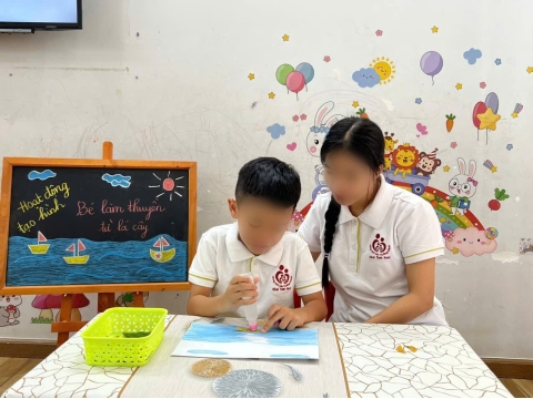 Các bé làm thuyền từ lá cây