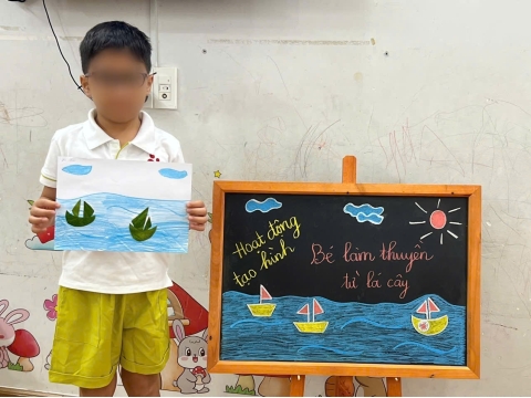 Các bé làm thuyền từ lá cây