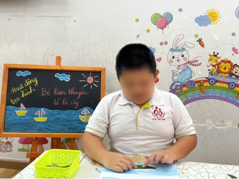 Các bé làm thuyền từ lá cây