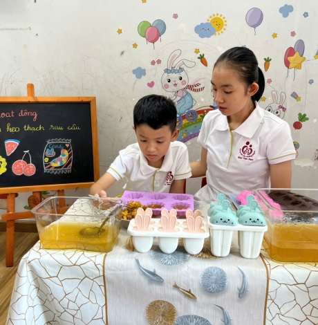 Bé làm kẹo rau câu trái cây