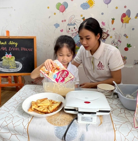 Bé làm bánh pancake