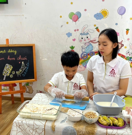 Bé làm kem chuối