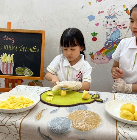 Bé làm khoai tây chiên