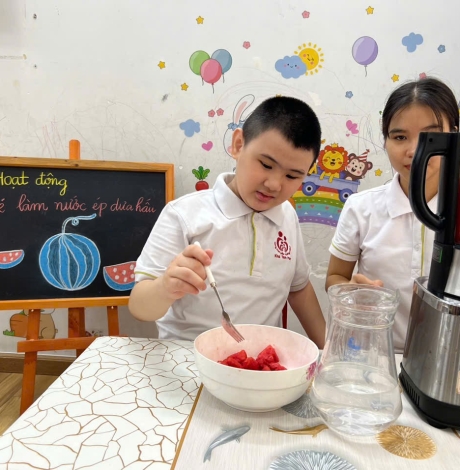 Bé làm nước ép dưa hấu