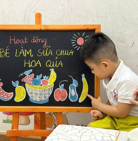 Bé làm sữa chua trái cây
