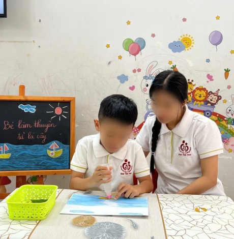 Các bé làm thuyền từ lá cây